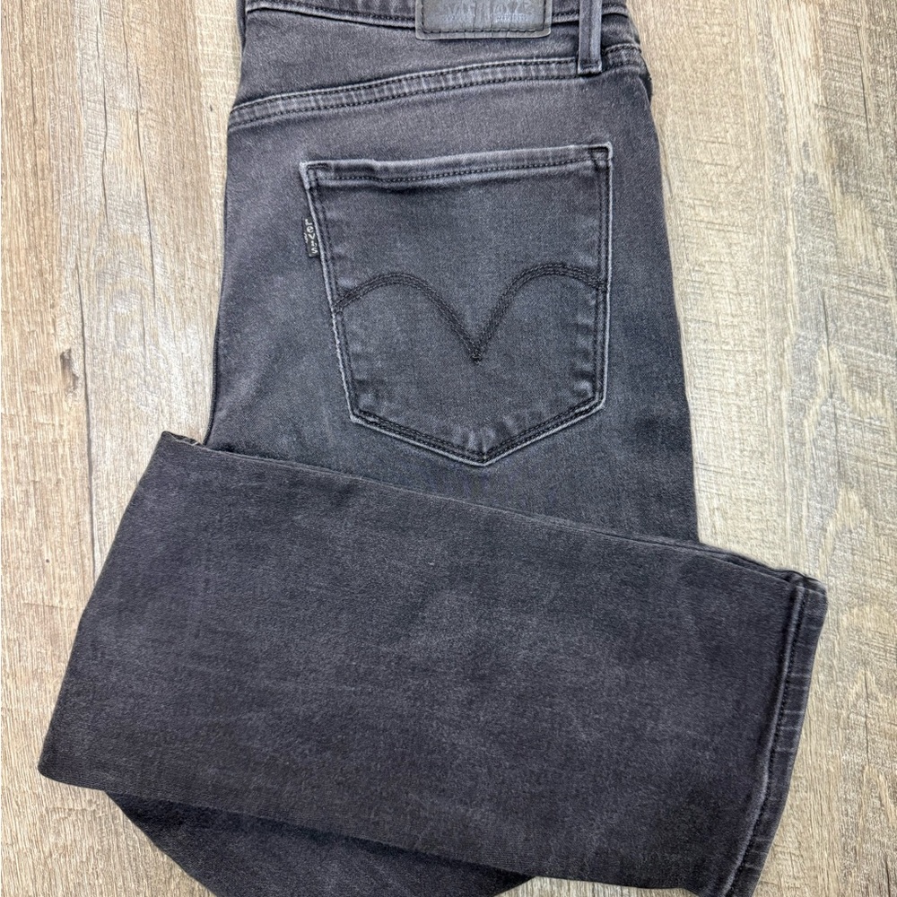 Levi's Women's Classic Mid-rise Skinny Jeans in a Black Wash.